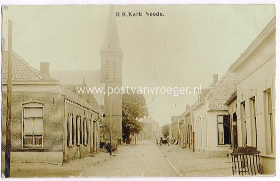 oude foto's Neede: fotokaart R.K.kerk met straatbeeld, in 1912 verzonden