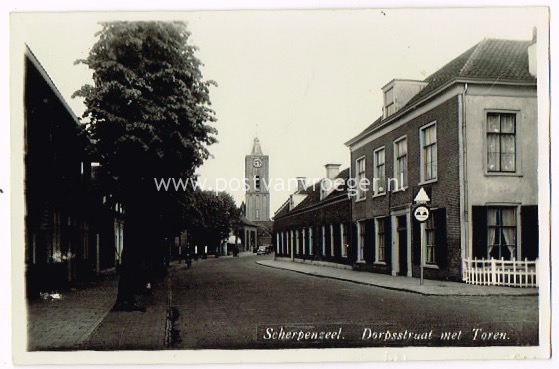 oude ansichtkaarten Scherpenzeel: fotokaart Dorpsstraat met Toren 1939 (170233)
