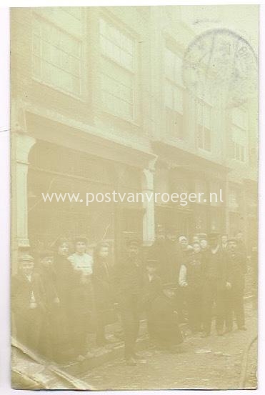 ansichtkaarten Middelburg: volk voor winkelpand, gelopen in 1909 (170651)