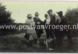 oude ansichtkaarten Ootmarsum: fotokaarten van de paastraditie "vlöggelen" 190077