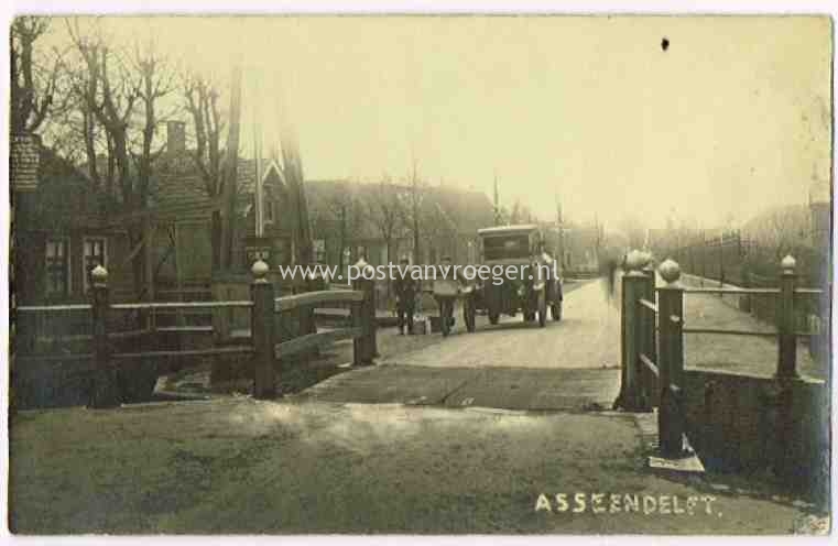 oude ansichten Assendelft:gave, ongelopen fotokaart met auto bij brug (190091)