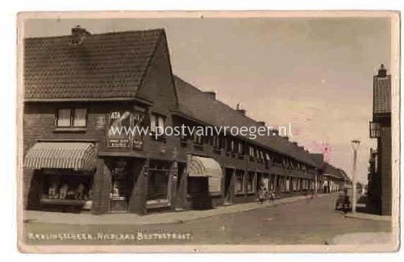 oude ansichtkaarten Kralingscheveer: fotokaart Nicolaas Beetstraat met winkelpand
