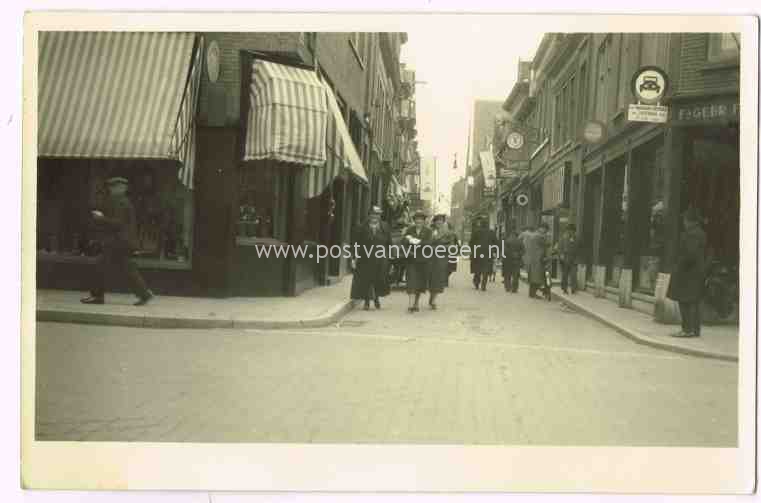 oude fotokaart: onbekende fotokaart van winkelstraat in stad (170082)
