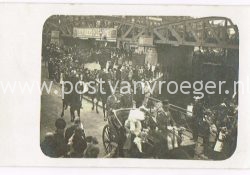 oude foto's Rotterdam: koninklijk bezoek bij brug (reclame Bervoets) 170186