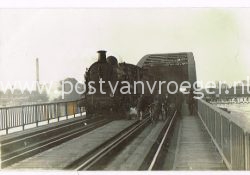 oude foto's Dordrecht: fotokaart van stoomlocomotief op brug (170213)