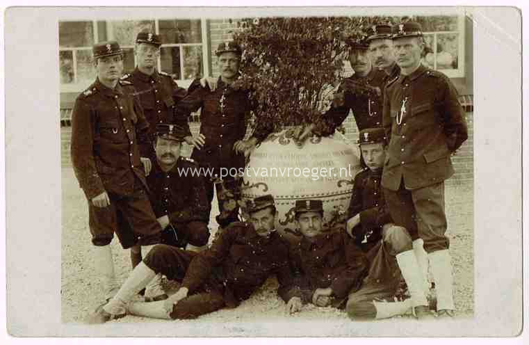 OPGELOSTE fotokaart: militairen op Ameland in 1914 (170106)