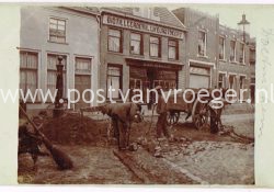 oude ansichtkaarten Doetinchem: fotokaart winkelpanden Boliestraat werkzaamheden aan straat