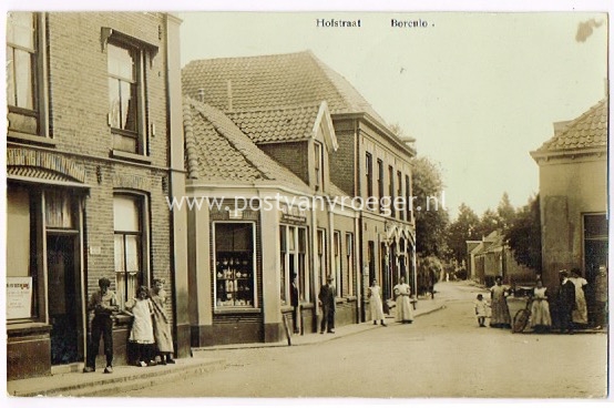oude foto's Borculo: fotokaart Hofstraat met winkelpand, gelopen in 1912