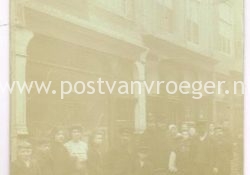 ansichtkaarten Middelburg: volk voor winkelpand, gelopen in 1909 (170651)