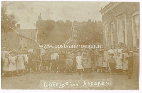 oude foto's Asperen: de plaatselijke jeugd poseert in 1908 (180111)