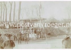 oude ansichtkaarten Heukelum: fotokaart ijspret bij muziektent 'Volharding' 1909 verzonden (180120)