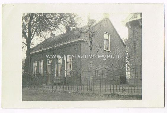 oude fotokaart Oostzaan schoolhuis naast de school (rechts) 180197