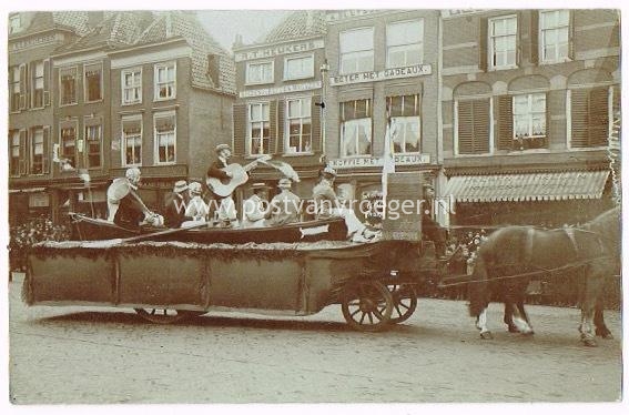 fotokaart Delft met "hoeden en pettenmagazijn R.T. Heukers 1907 (180218)