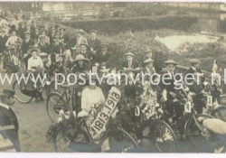 oude foto Giessen-Nieuwkerk en Peursum: fotokaart onafhankelijkheidsfeesten met versierde fietsen (180224)