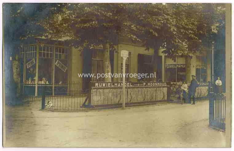 oude foto's van Baarn: fotokaart rijwielhandel F.Hoonhoud aan de Teding van Berkhoutstraat  (190026)