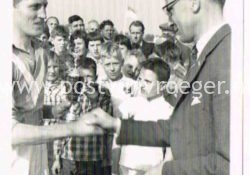 voetbalfoto Dinxperlo: Theo te Kaat ontvangt beker van burgemeester Stam in 1960