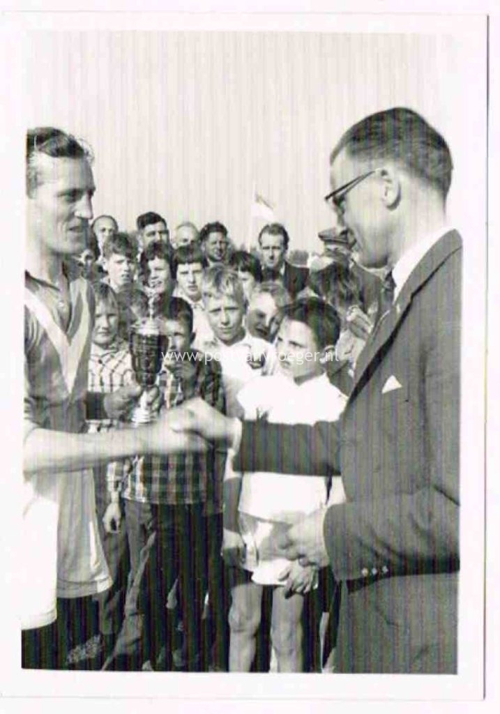 voetbalfoto Dinxperlo: Theo te Kaat ontvangt beker van burgemeester Stam in 1960