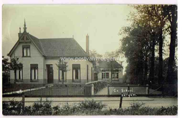 oude ansichtkaarten Bergum: fotokaart christelijke school, verzonden in 1932 (190240)