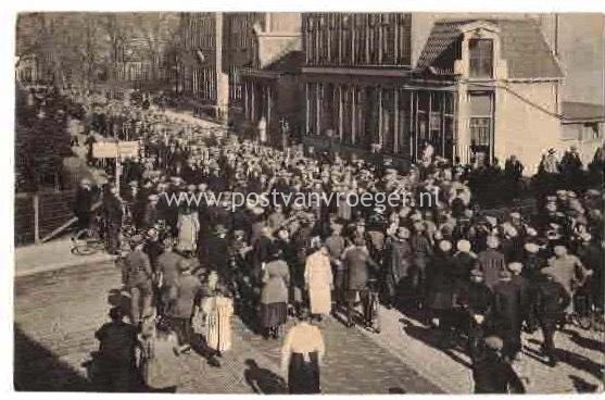 oude ansichtkaart Enschede: demonstratie textielarbeiders Twente en Achterhoek (200046)