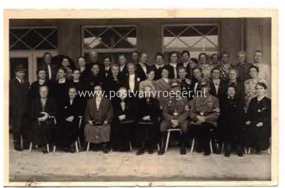 oude foto Suderwick: veel dames met 2 Nazi's in uniform