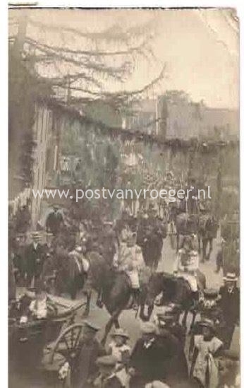 Dinxperlo in oude ansichten:  fotokaart onafhankelijkheidsfeest in Hogestraat 1913