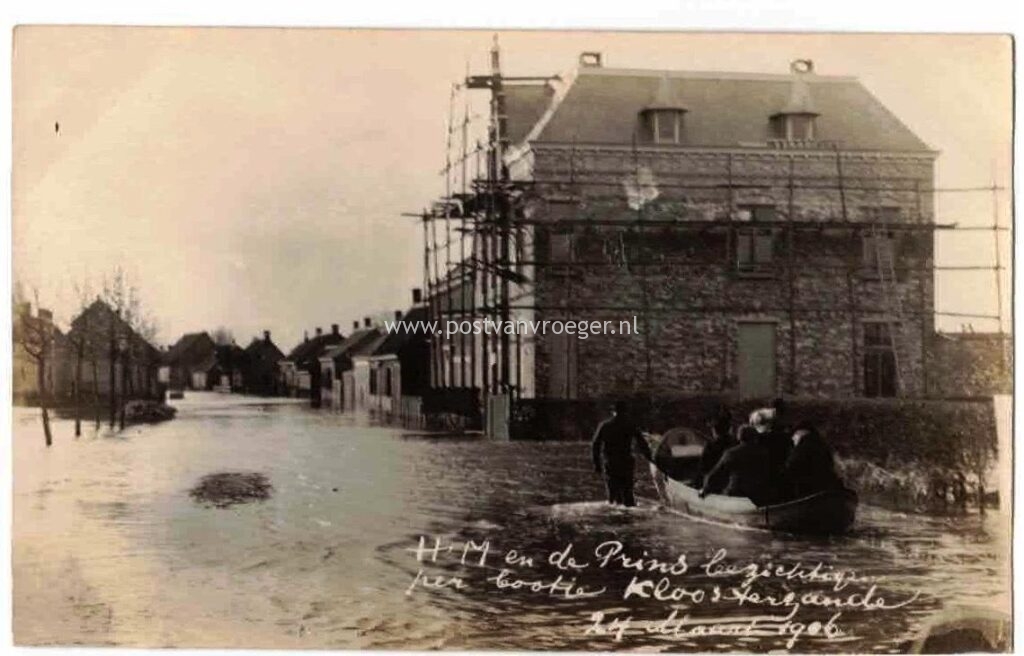 oude ansichten Kloosterzande: fotokaart HM de Prins bezichtigt per boot Kloosterzande  24 Maart 1906 (210058)
