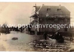 oude ansichten Kloosterzande: fotokaart HM de Prins bezichtigt per boot Kloosterzande  24 Maart 1906 (210058)