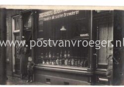 oude ansichtkaarten Schiedam: fotokaart grossierderij bierbottelaar ADR Clausman (210098)