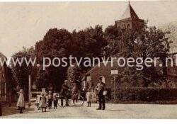 oude foto's Leerbroek: fotokaart met veel volk en postbode  (210136)