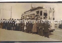 oude ansichtkaarten Scheveningen: fotokaart "extra tram" met personeel en notabelen (210138)