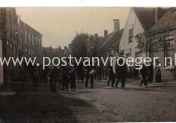 oude ansichtkaarten Oostkapelle: fotokaart met optocht muziekvereniging in 1915 (210187)