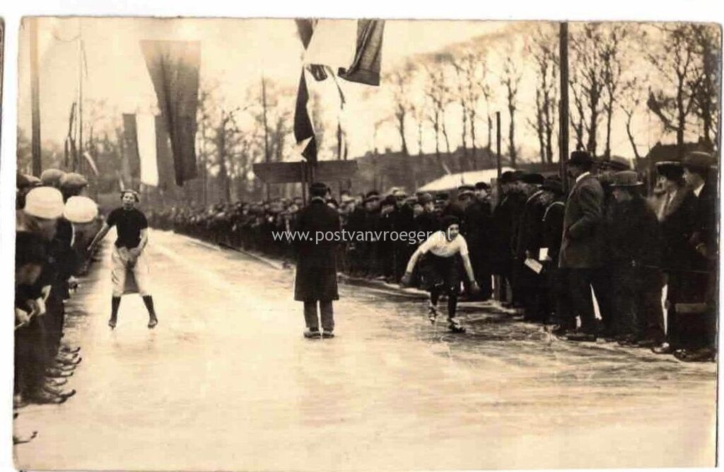 oude ansichtkaarten schaatsen: 2x fotokaart schaatswedstrijd te Leeuwarden, verzonden op 14.2.1917  (210191 en 210192)
