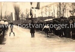 oude ansichtkaarten schaatsen: 2x fotokaart schaatswedstrijd te Leeuwarden, verzonden op 14.2.1917  (210191 en 210192)