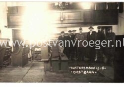 oude foto's watersnood 1916: fotokaart opvang in kerk Oostzaan (210229)
