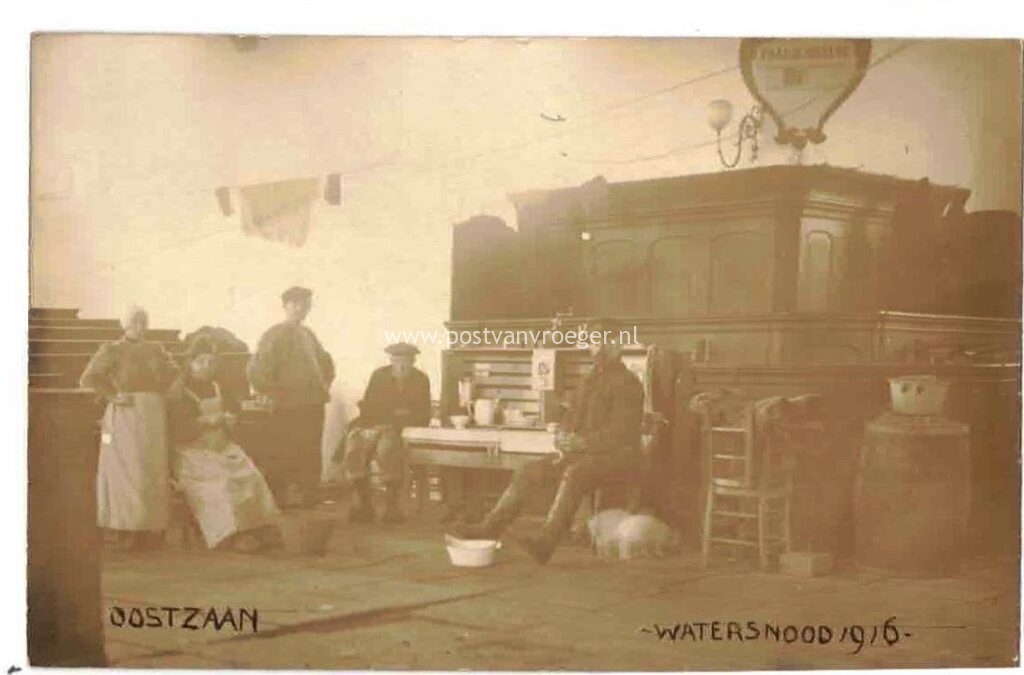 oude ansichtkaarten watersnood 1916: fotokaart opvang in kerk Oostzaan (210230)