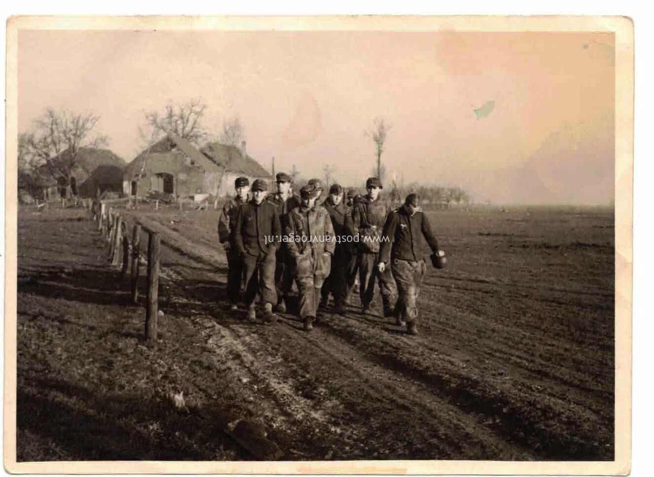 oude foto's tweede wereldoorlog: foto P.O.W. on border of Germany Holland 1945