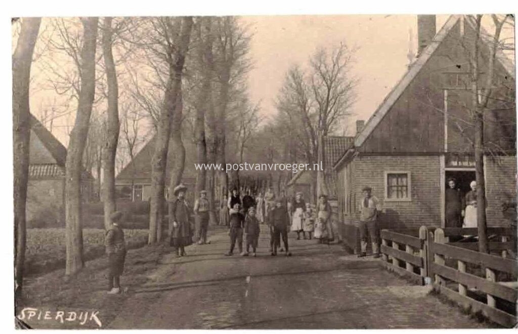 oude ansichten van Spierdijk :fotokaart met veel volk (220034)
