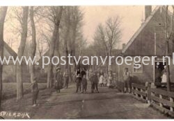 oude ansichten van Spierdijk :fotokaart met veel volk (220034)