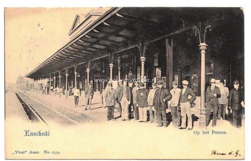 oude ansichtkaarten van Enschede : Op het Perron van het station (220060)