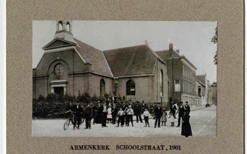 oude foto's Delft: foto op karton Schoolstraat armenkerk 1901 (220088)
