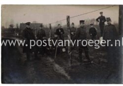 oude ansichtkaarten Dinxperlo: fotokaart aanleg prikkeldraadversperring eerste wereldoorlog