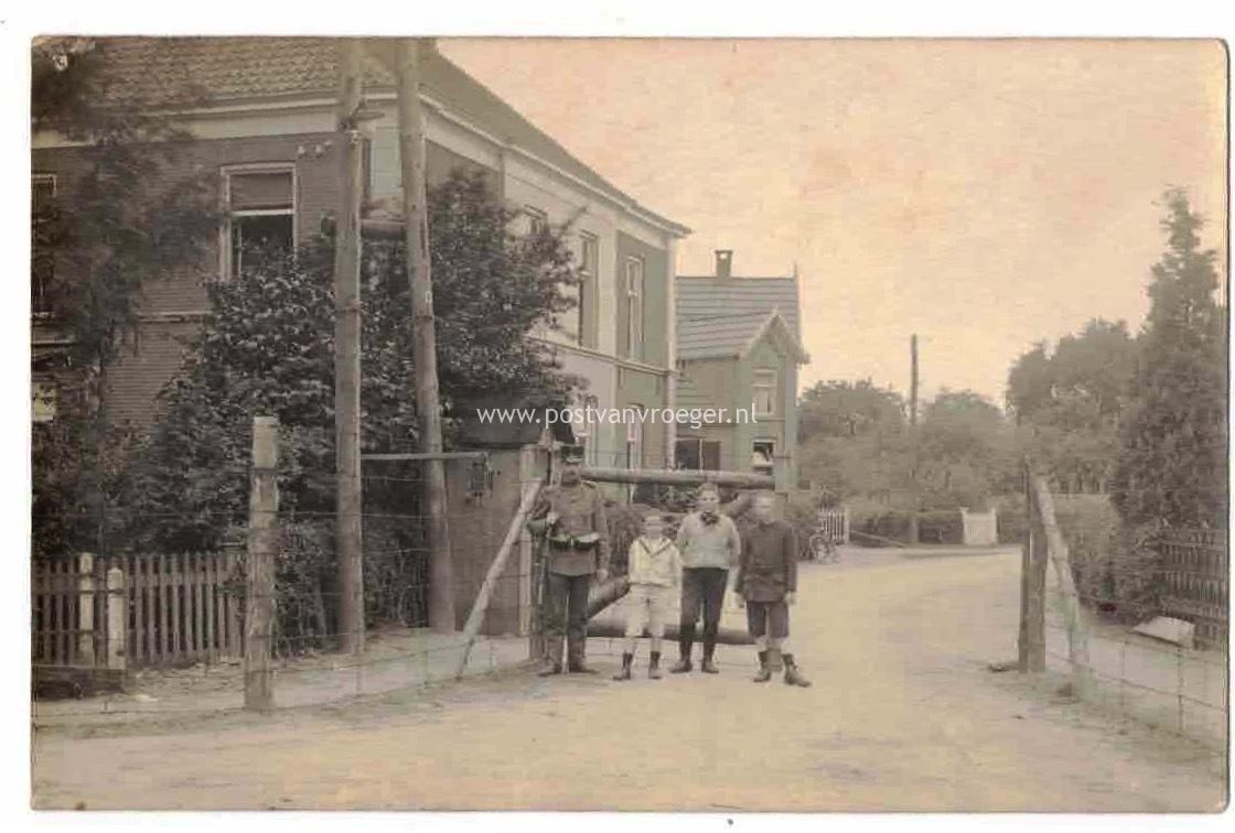 oude ansichtkaarten Dinxperlo: fotokaart grenspost Kwikkelstraat eerste wereldoorlog