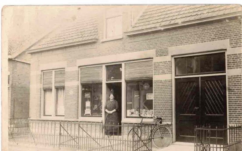 oude foto's Capelle aan den IJssel: fotokaart drogisterij en fietsen Koen van Kleef  (220092)