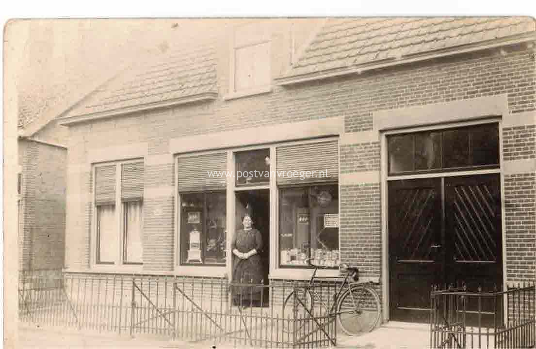 oude foto's Capelle aan den IJssel: fotokaart drogisterij en fietsen Koen van Kleef  (220092)