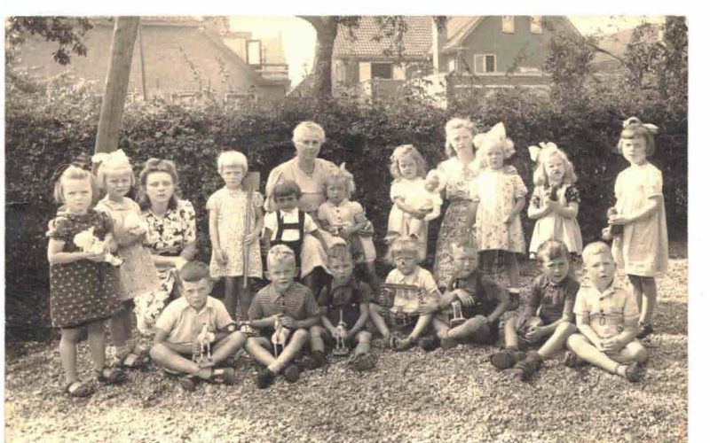 oude foto's Dinxperlo: fotokaartJuffr. Harda Bruggink, J. Guttelink, H.Lammers Dorpsstraat 1942